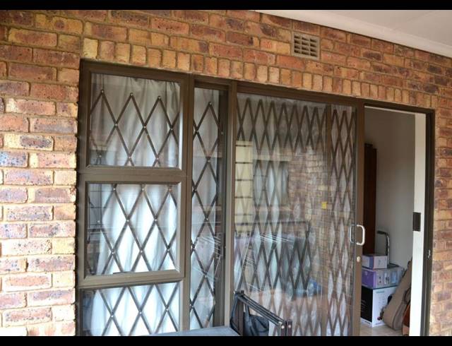 2 BEDROOM TOWNHOUSE FOR SALE IN SONNEVELD